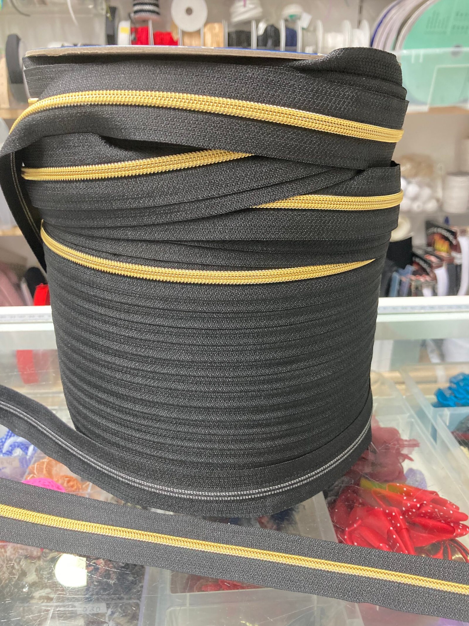 Cinta Continua de Cremallera Nylon nº 5 a metros Fantasia Negro/Dorado fino